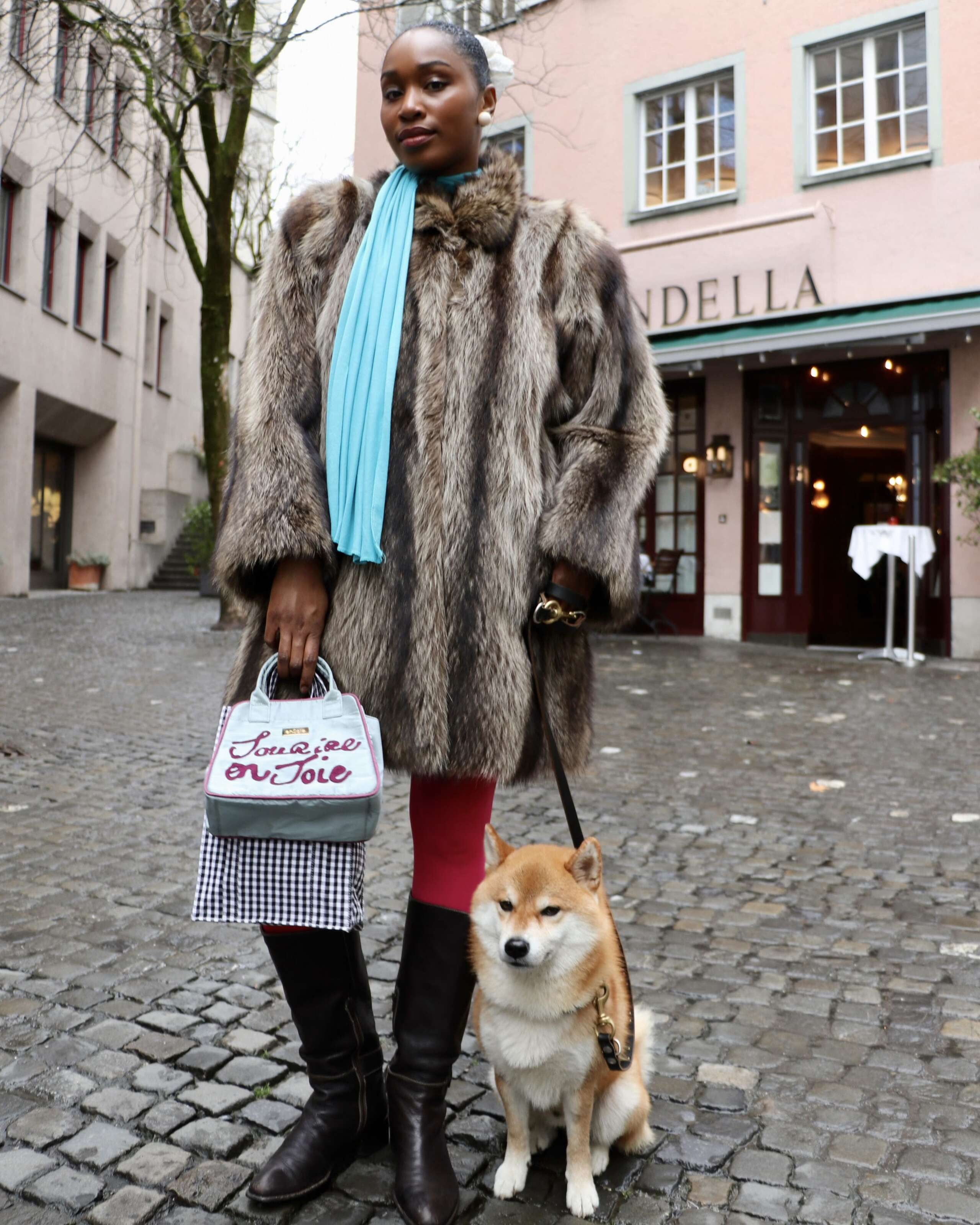 Picture of a young women with a dog  in Zurich wearing enSoie bags