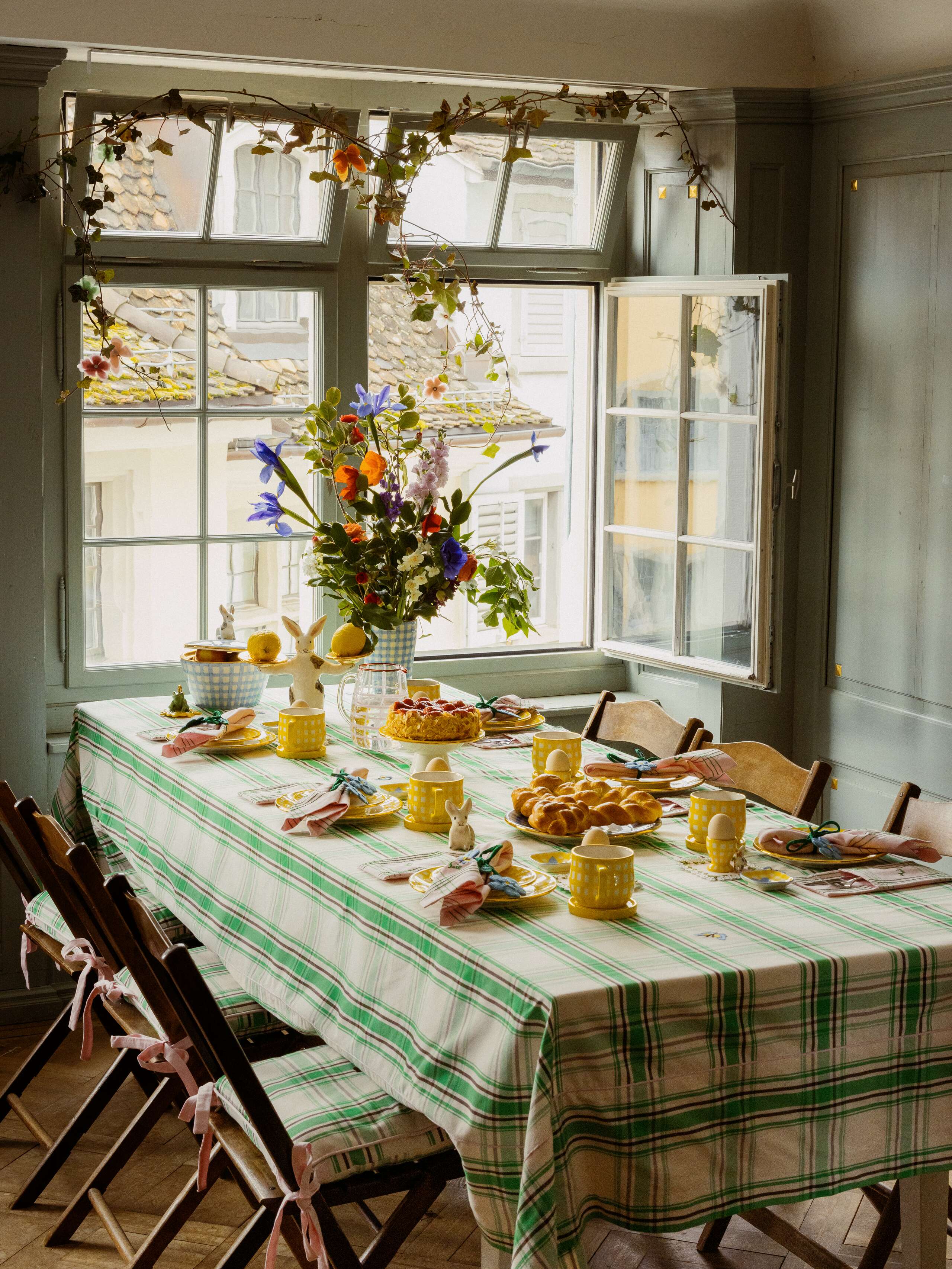 Picture of a beautifully set spring table