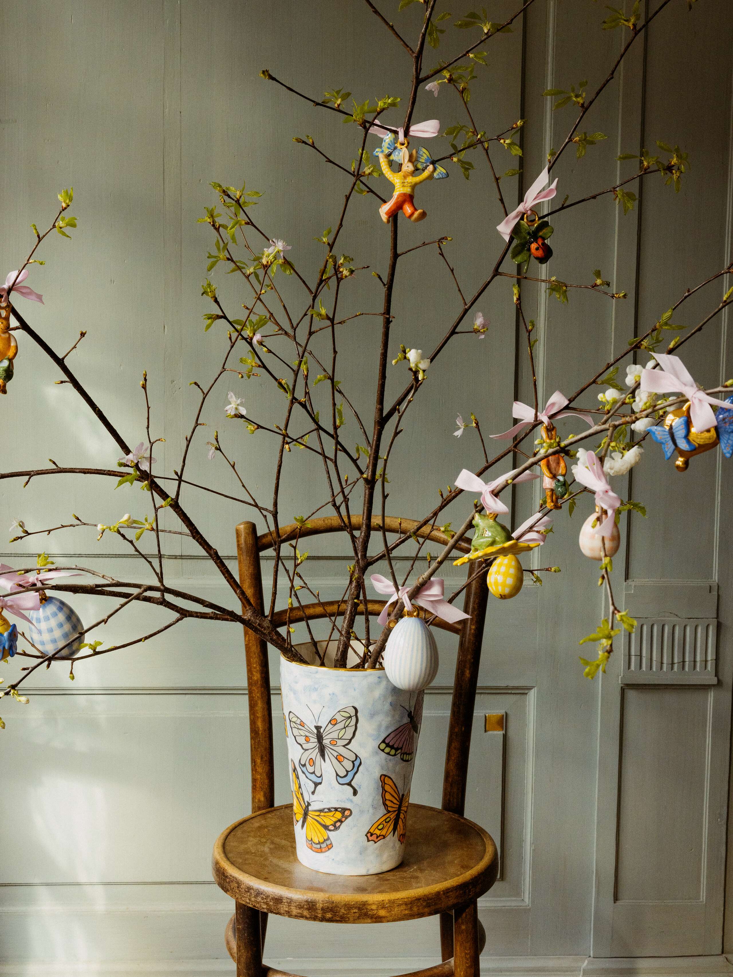 Picture of a branche decorated with spring ornaments