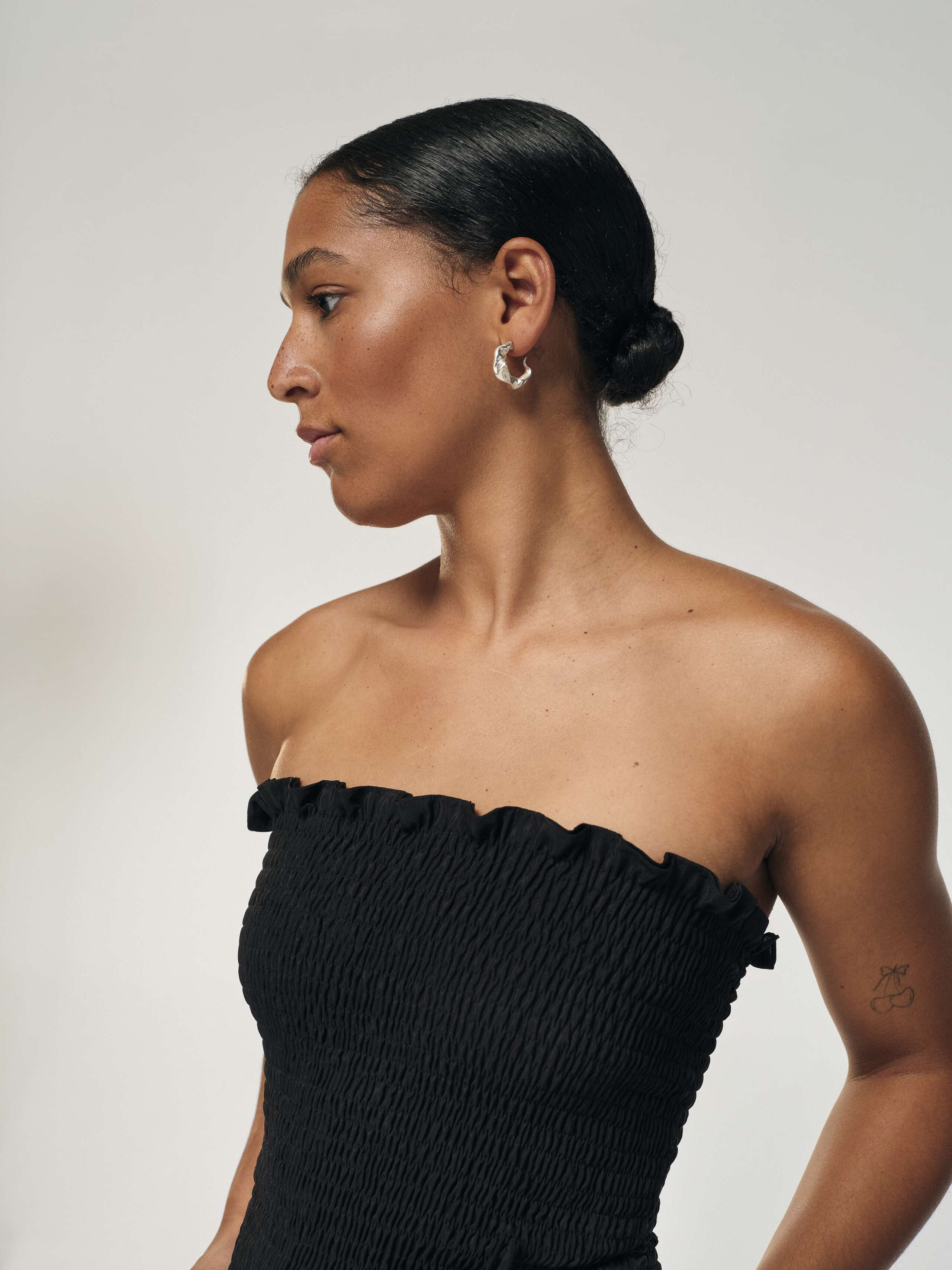 Berry tube top in black