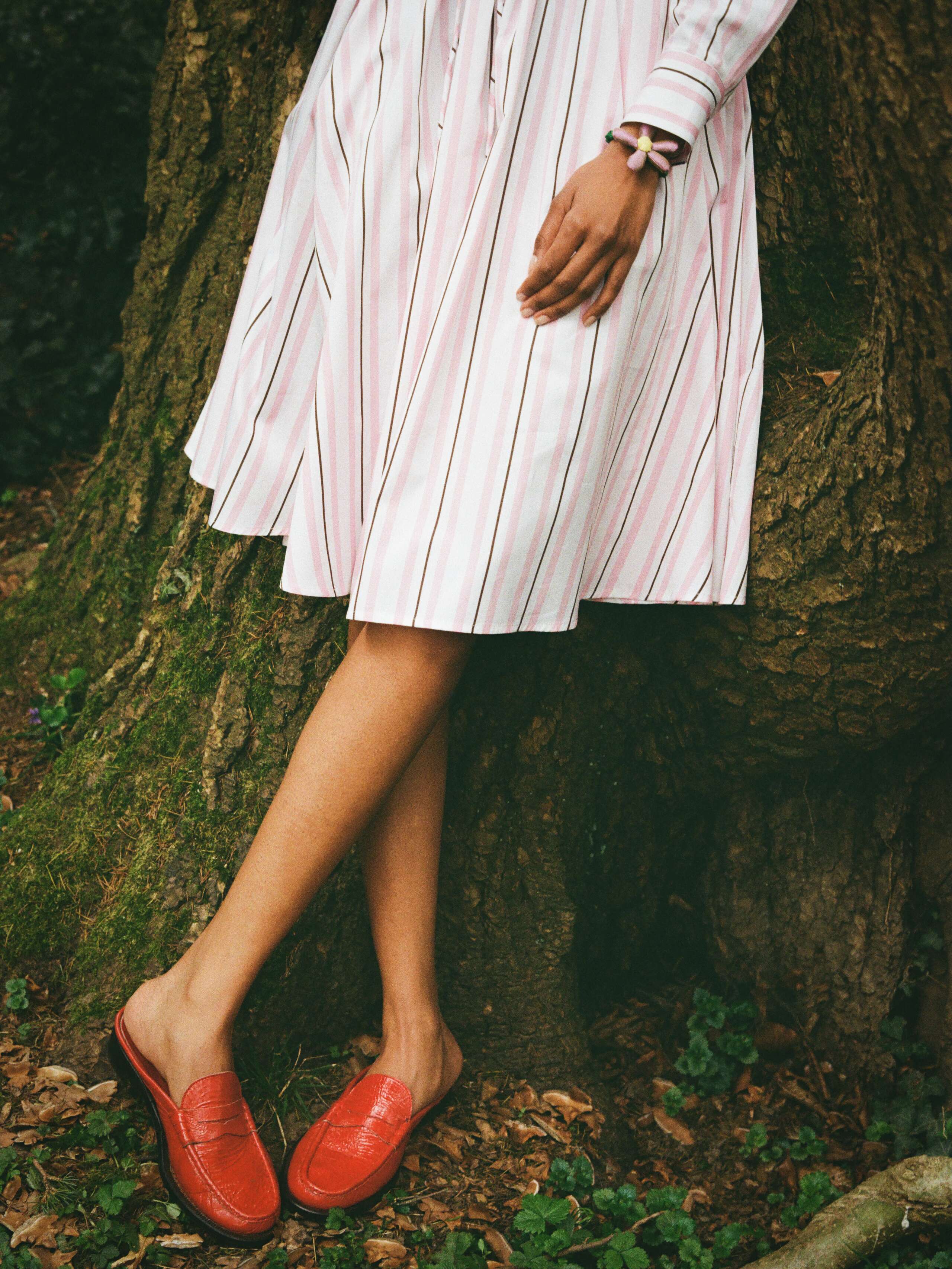 Picture of a young women leaning on a tree
