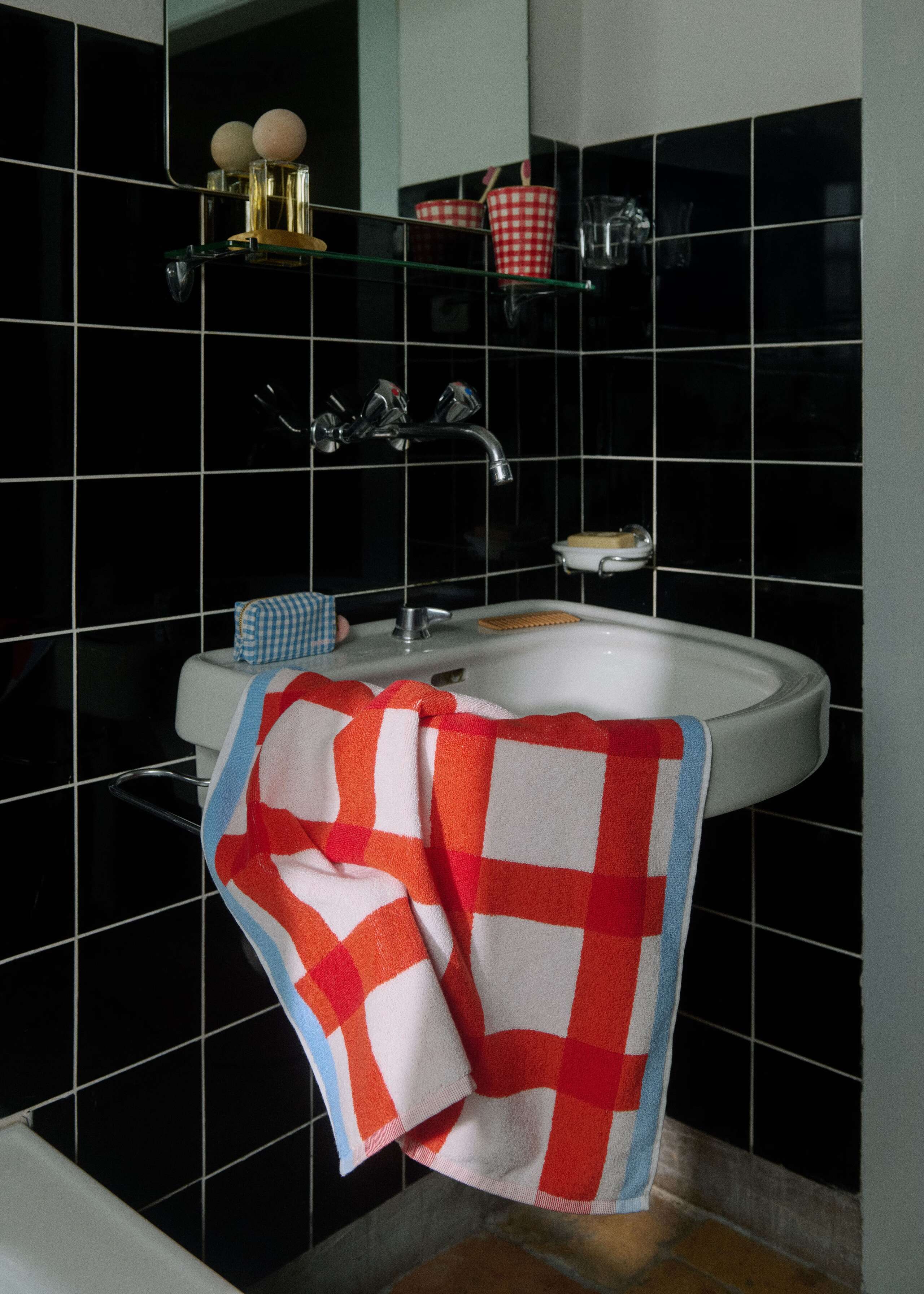Interior Mood Bathtowel in sink