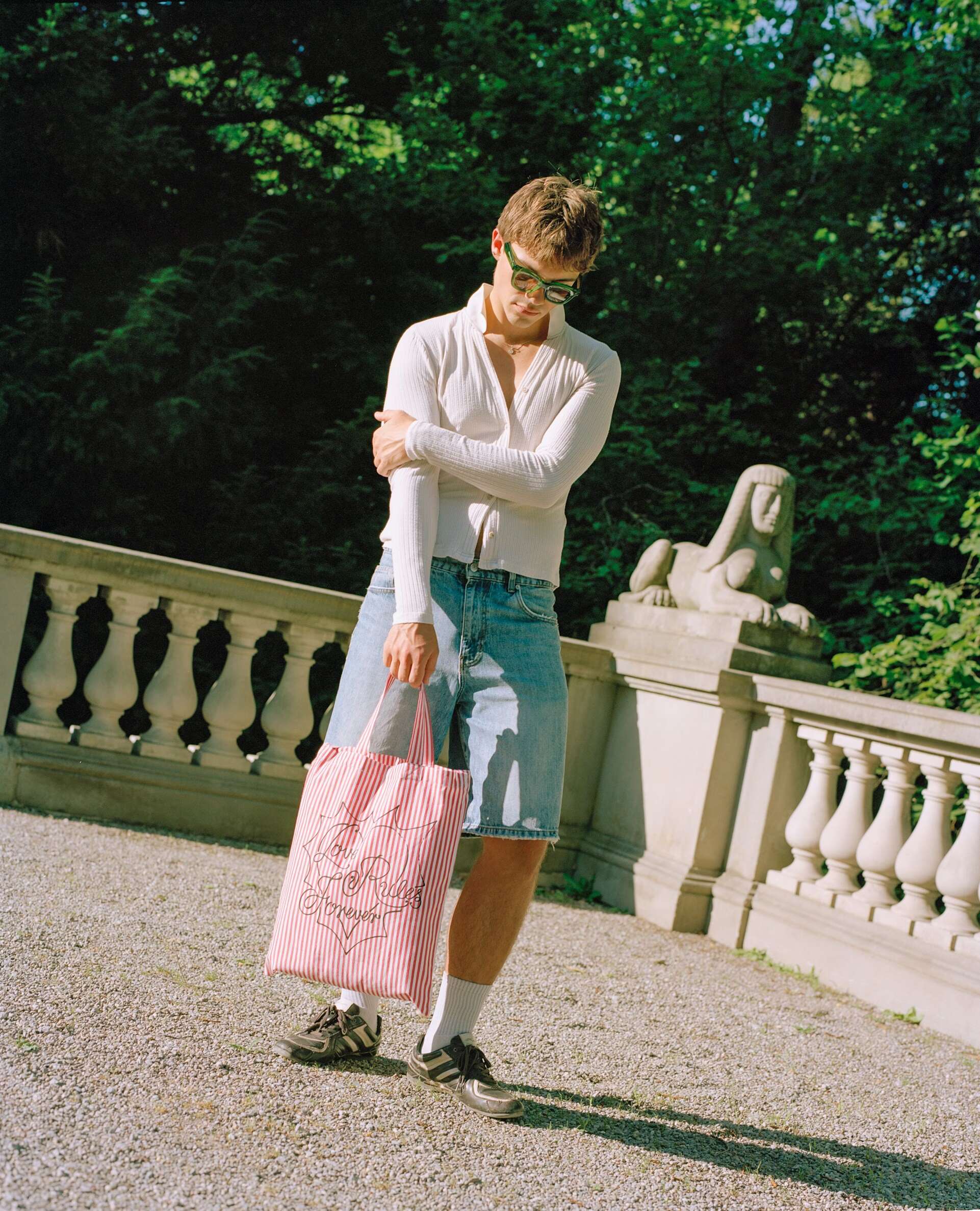 Picture of a young man in a park carrying an enSoie Carry all bag