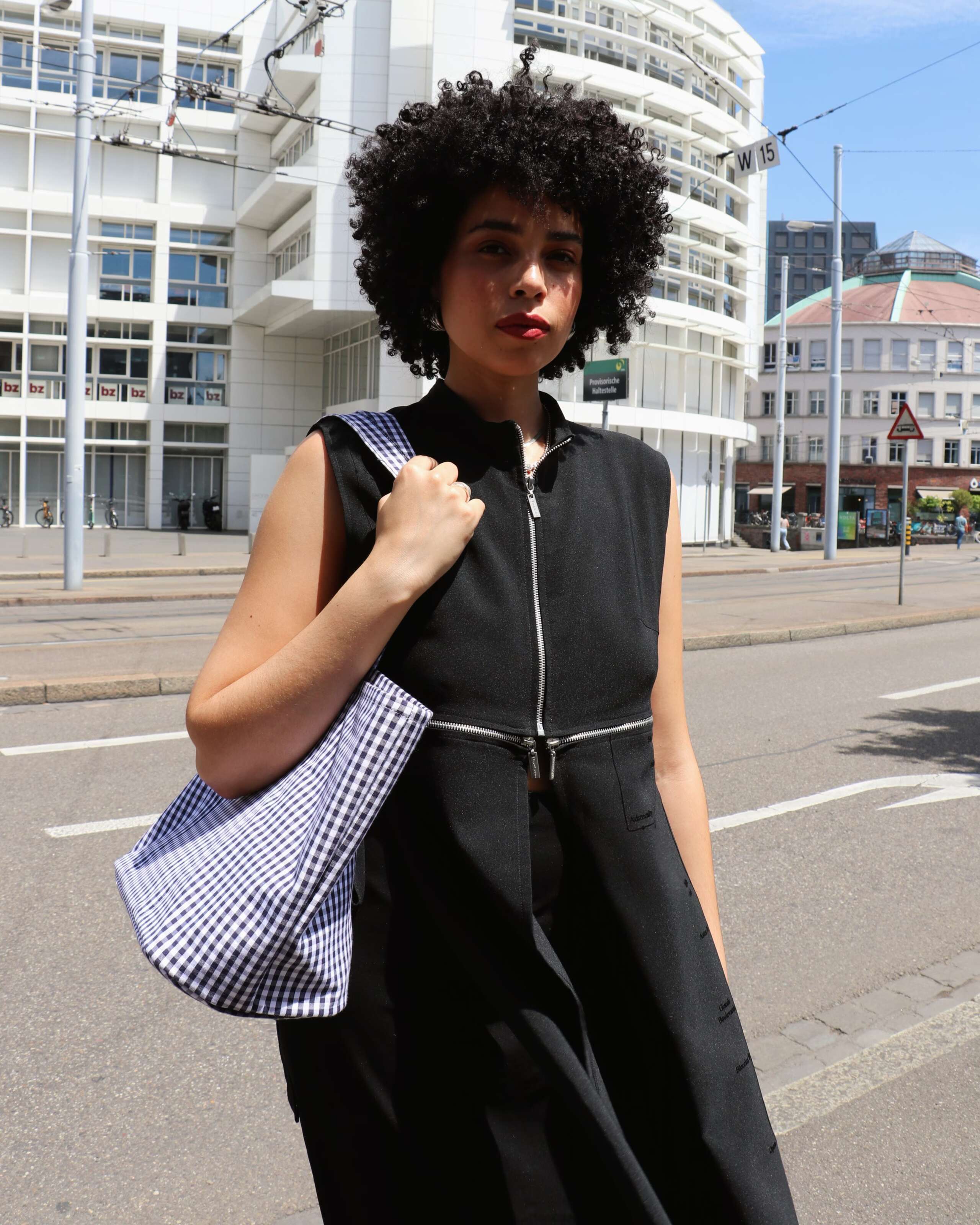 Picture of a women carrying the new Academia bag by enSoie