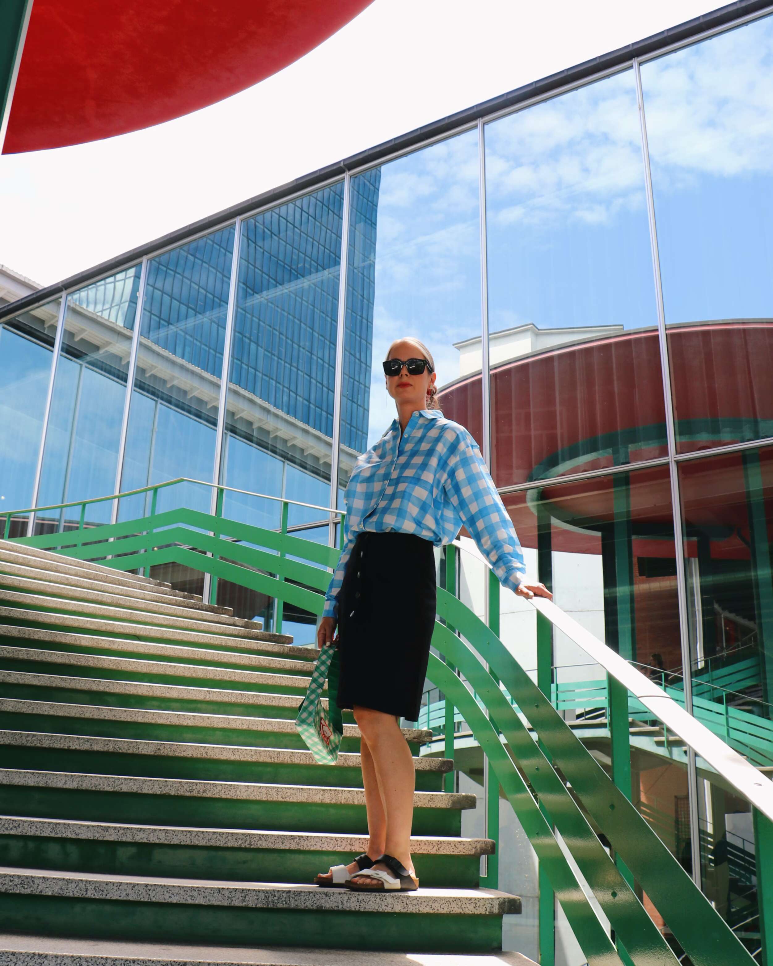 Picture of a women wearing a Vichy check enSoie blouse