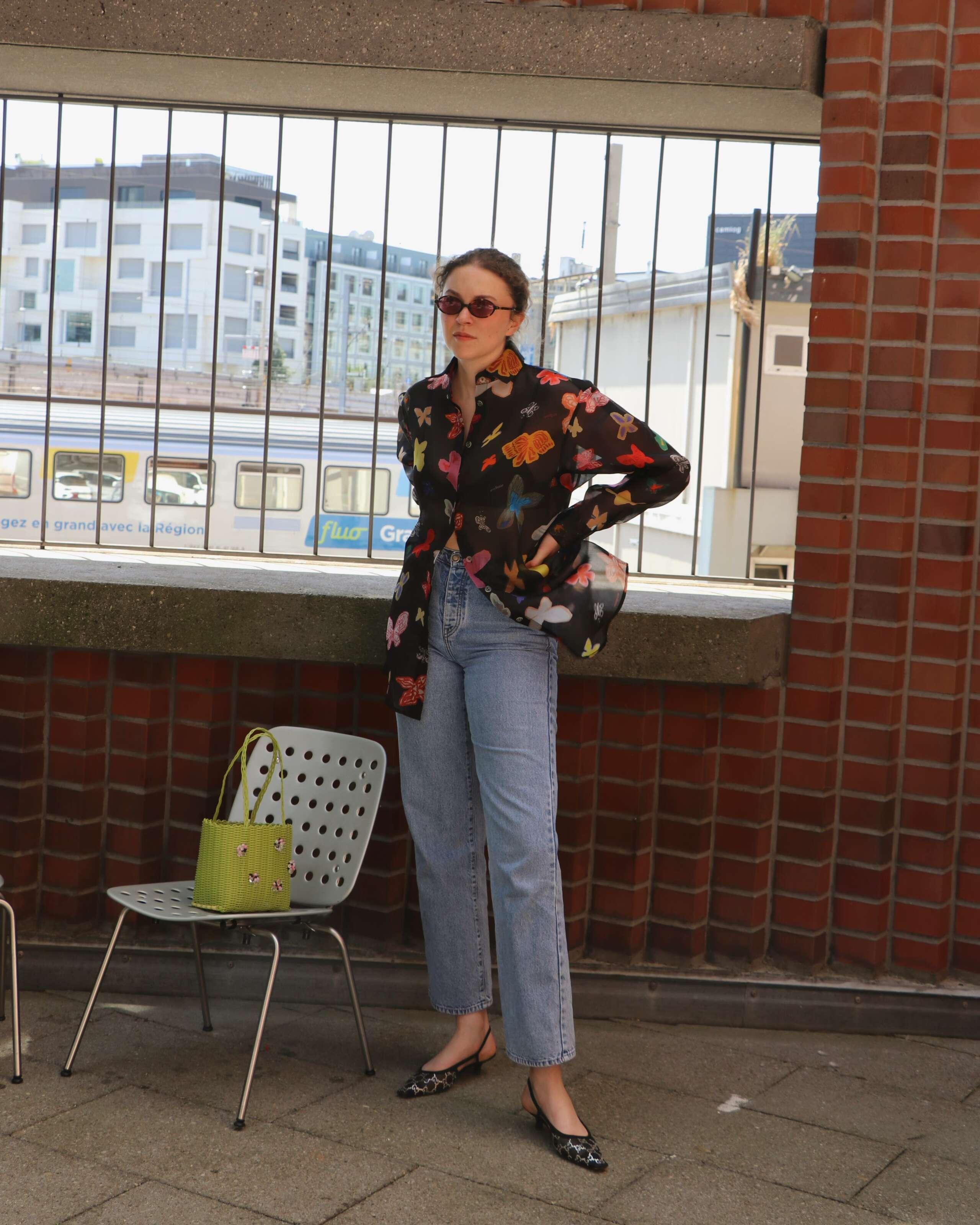 Picture of a young women in Basel wearing a colourful blouse from enSoie 
