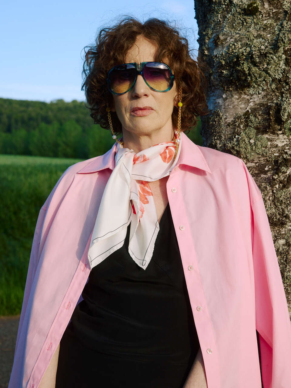Picture of a foulard by artist Bruno Zhu for enSoie and SAALHOF 1123 worn by an elderly lady.