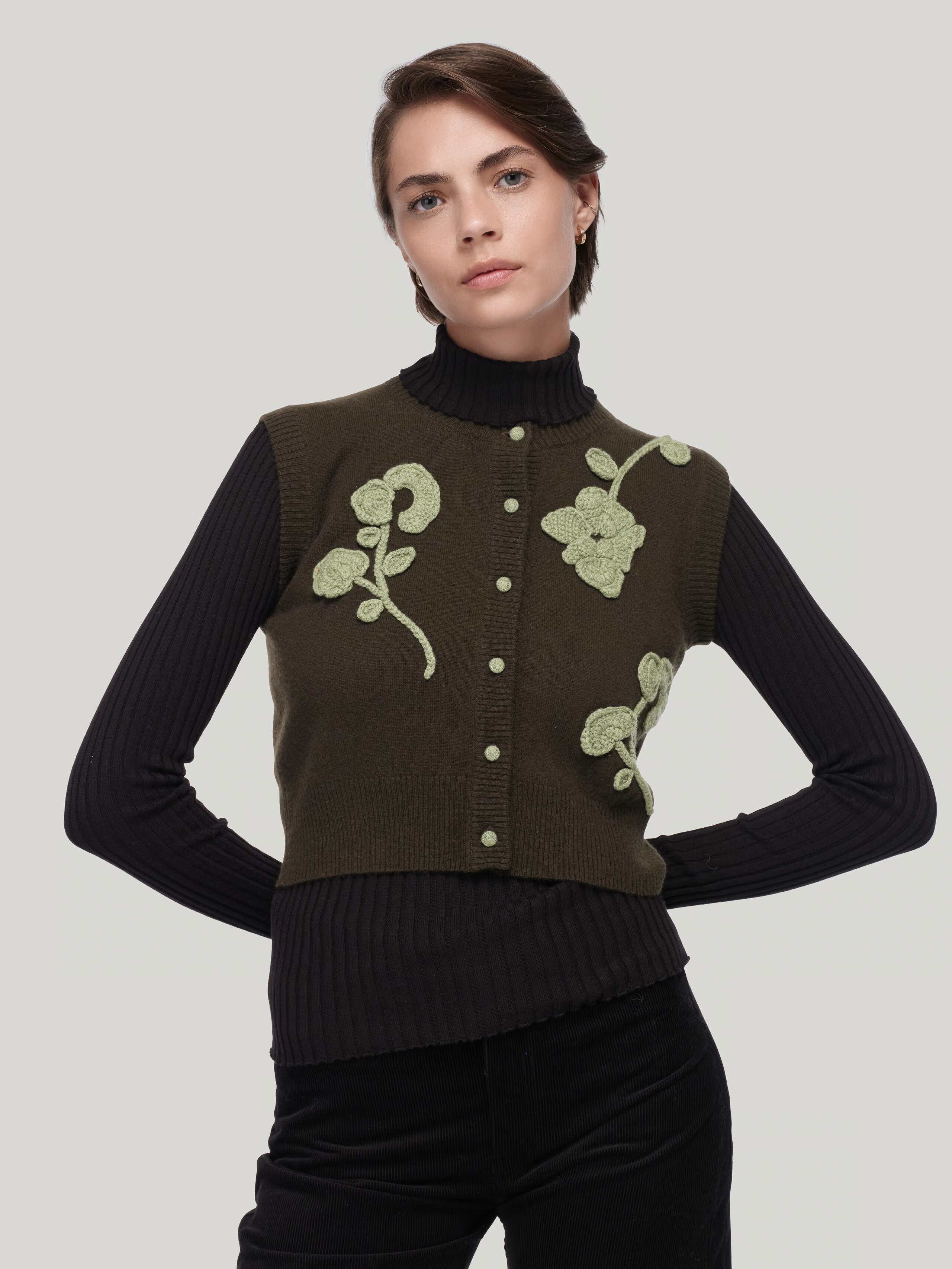 Flurina cashmere vest in dark green with light green crochet flowers