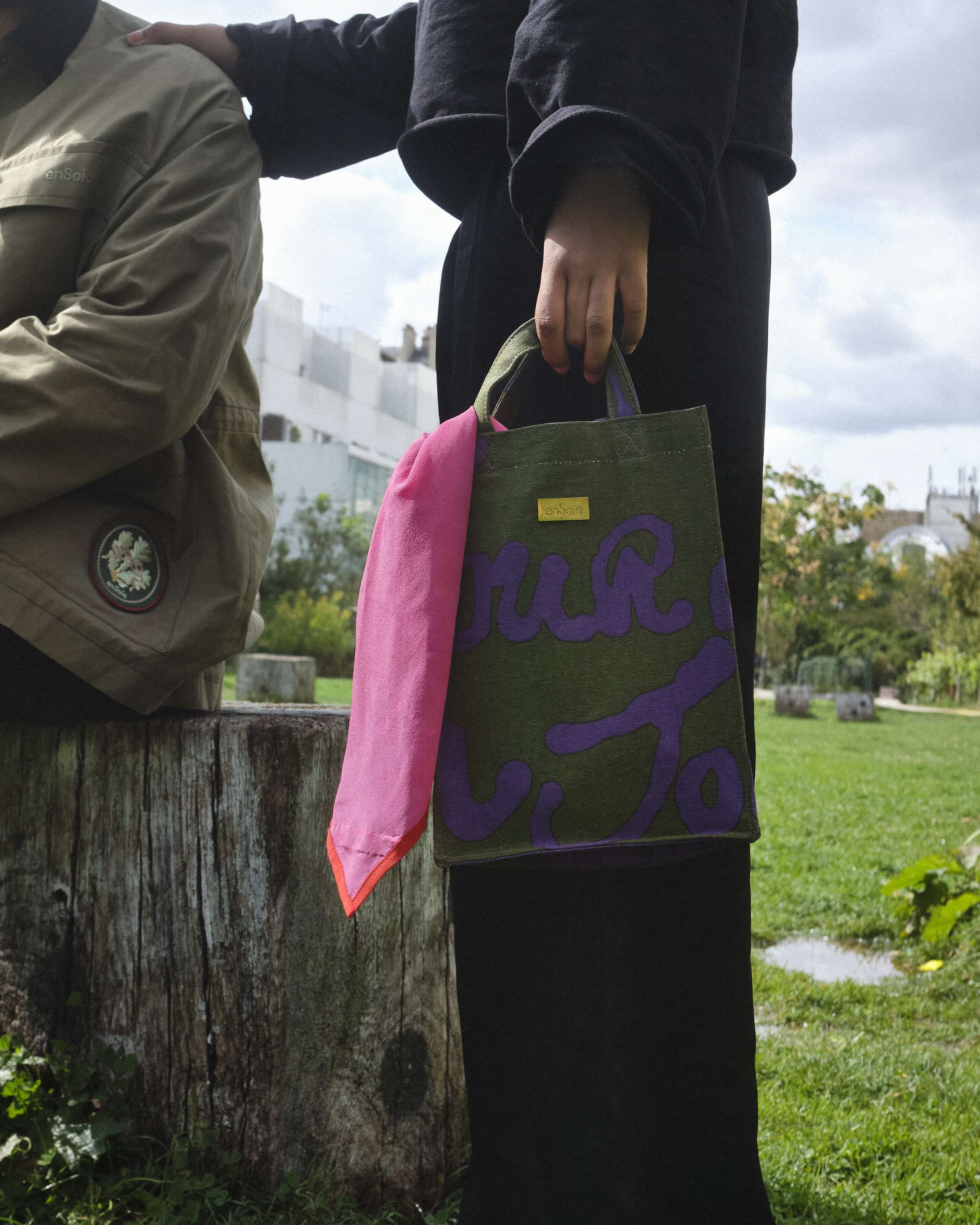 Picture of a classic Cabas bag featuring the proverb print